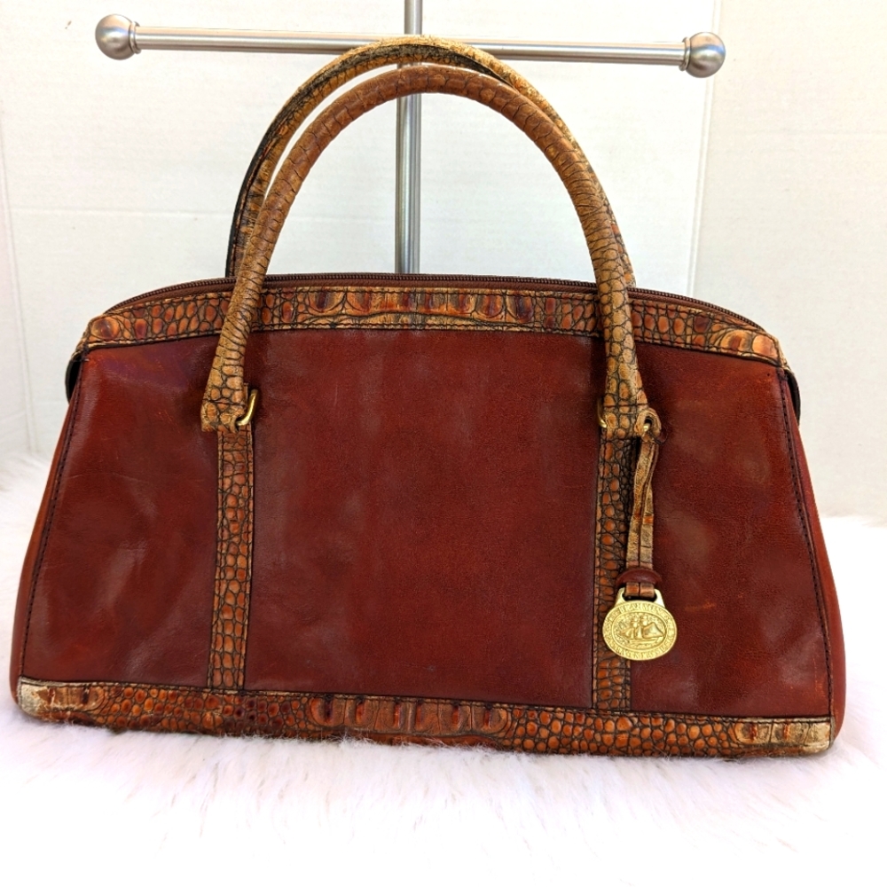 BRAHMIN!!! VINTAGE VERY EXQUISITE AND CLASSIC BROWN LEATHER SHOULDER BAG